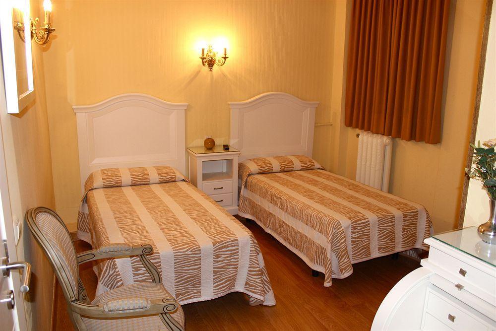 Hostal Montecarlo Madrid Buitenkant foto