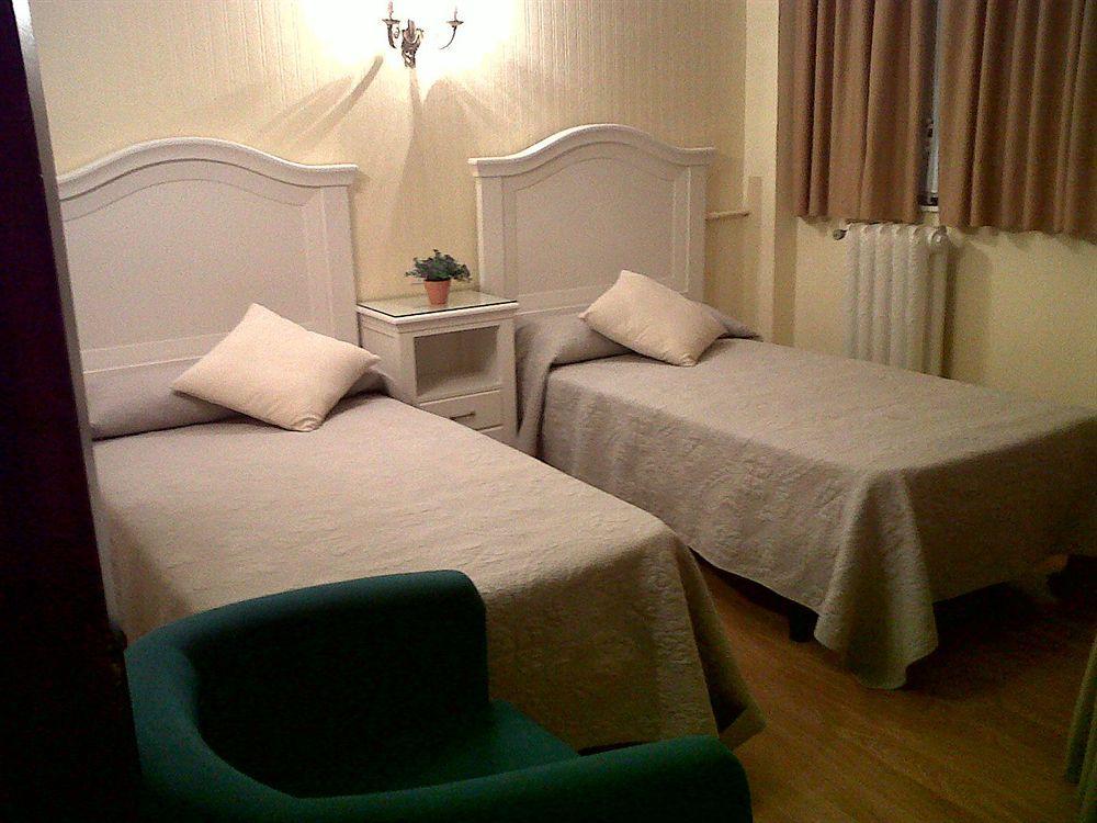 Hostal Montecarlo Madrid Buitenkant foto