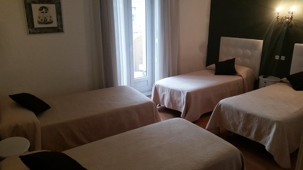 Hostal Montecarlo Madrid Buitenkant foto